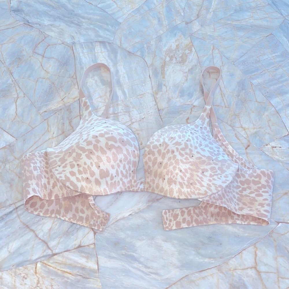 Victoria Secret 34Bโ Bra Beige No Show Smooth Secret Embrace Bra White Leopard